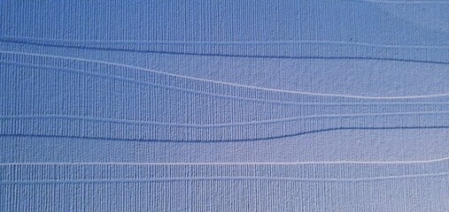 Blaue strukturierte Tapete mit Farbverlauf als Hintergrund mit Platz f&uuml;r Text