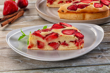 Strawberry pie tart served mint