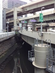 川の上を走る高速道路と日本橋川の風景。
