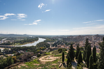 Obraz premium Panoramic view of tudela city showing ebro river meandering through navarra region
