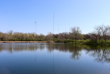 Obraz premium The peaceful country lake on a sunny day.
