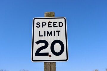 Obraz premium A close view of the speed limit sign on the side of road.