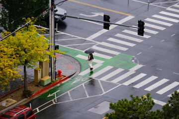 A downtown high street in the USA with intersection crossing and pedestrians.