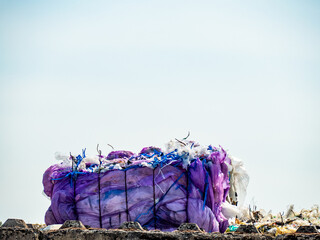 In Blöcken gepresster Plastik Müll