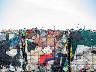 In Blöcken gepresster Plastik Müll