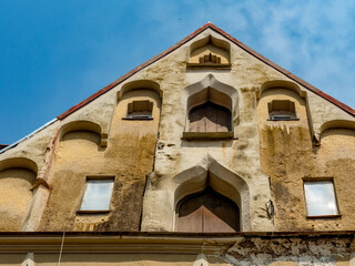 Feuchte und verschmutzte Hauswand