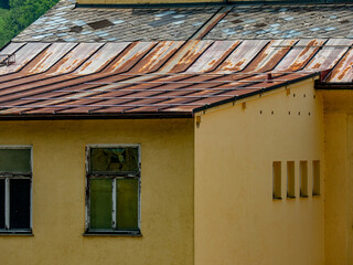 Rostiges Metall dach auf einem alten Fabrikgebäude