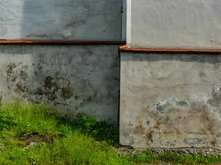 Feuchte und verschmutzte Fassade