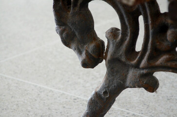 Cavalo metálico de ferro preto. Ornamento que enfeita as pernas de bancos de praça brasileiros