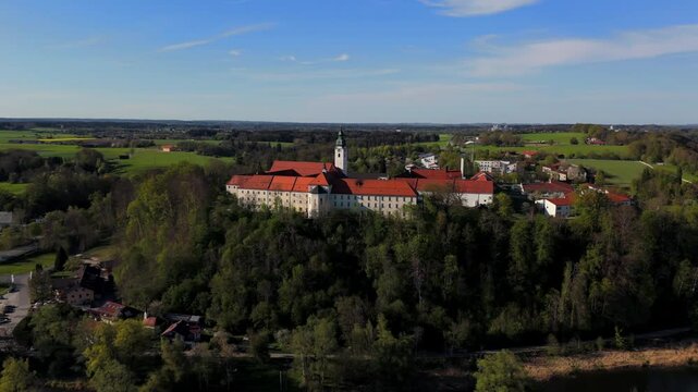 Luftaufnahme Kirche St. Michael im Attel, Stadtgemeinde Wasserburg am Inn, Landkreis Rosenheim, ehemalige Kirche Benediktinerabtei. Heute ist sie Pfarrkirche Pfarrei Attel im Pfarrverband Edling. 