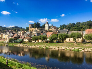 Obraz premium Beautiful view of the River Vezere flowing through the town of Montignac-Lascaux in the Dordogne, France 