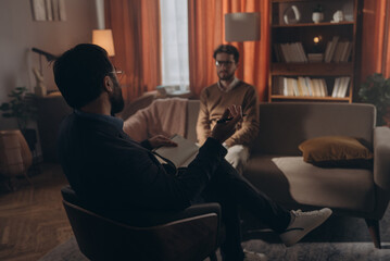 Obraz premium Man psychologist helps male patient understand troubling emotions during consultation
