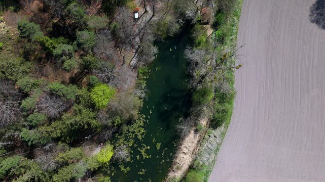 Luftaufnahme idyllisches Naturschutzgebiet bei Grafing b. Muenchen in Oberbayern. Eine Kette klarer Weiher, umgeben von gruener Fruehlingsnatur, perfekt fur Wanderer und Naturfreunde. Spiegelweiher. 