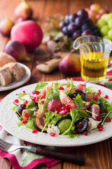 【無花果と葡萄のサラダ】秋の味覚、葡萄と無花果をモッツァレラチーズと楽しむ贅沢なサラダ。ザクロを華やかに散らして仕上げました。