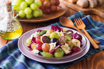 【葡萄とモッツァレラチーズのサラダ】シャインマスカット・巨峰・ゴルビー・クインニーナ・4種の葡萄とモッツァレラチーズを贅沢に使ったフルーツサラダ。