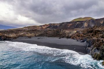 Von Lavafeld verschütteter Strand an er Westküste von La Palma