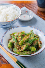 【オクラの胡麻和え】夏はオクラの美味しい季節。オクラのシャキシャキとネバネバ食感に香ばしい胡麻の香りが良く合います。