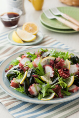 【海藻サラダ】たっぷりの海藻にたこやレモンなど散らしたサラダです。さっぱり和風ドレッシングで爽やかにいただきます。