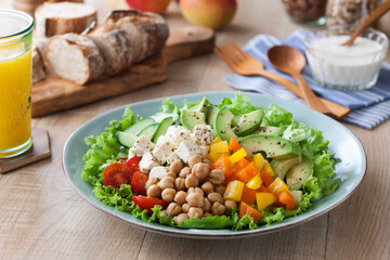 【パワーサラダ】トマト・アボカド・ひよこ豆などの野菜とチーズの組み合わせ。栄養バランスが良いパワーサラダ。