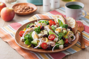 【パワーサラダ】沢山の野菜とグリルチキン・チーズ・玉子の組み合わせ。バランス栄養が良くミックスされたパワーサラダ。