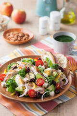 【パワーサラダ】沢山の野菜とグリルチキン・チーズ・玉子の組み合わせ。バランス栄養が良くミックスされたパワーサラダ。