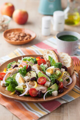 【パワーサラダ】沢山の野菜とグリルチキン・チーズ・玉子の組み合わせ。バランス栄養が良くミックスされたパワーサラダ。