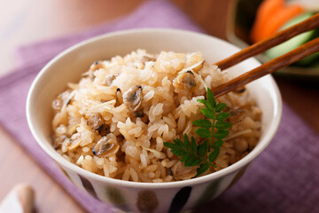 【しじみの炊き込みご飯】酒蒸しした蜆の煮汁と醤油で炊き上げたご飯に蜆を混ぜ合わせました。蜆の旨みがうれしい炊き込みご飯です。