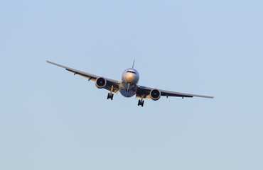 飛行機を正面から見る