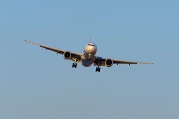 飛行機を正面から見る
