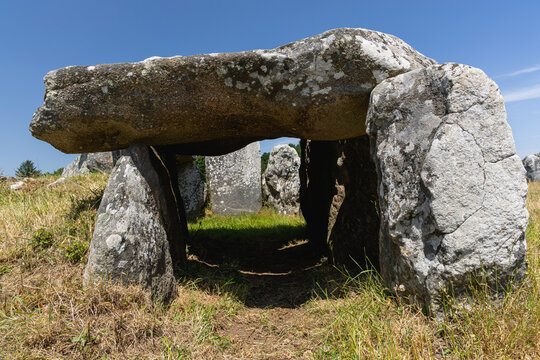 Un dolmen dans les alignements de Carnac sous un ciel bleu.