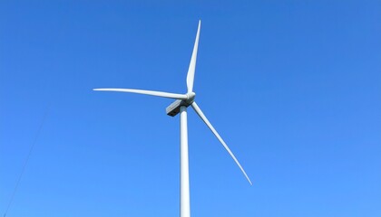 鮮やかな青空を背景に低い位置から捉えられた風力タービンが、柔らかな昼光に照らされて回転するブレードの動きを美しく表現する

