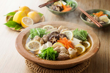 【鶏肉の塩レモン鍋】塩漬けレモンの爽やかな風味が広がるさっぱりお鍋。