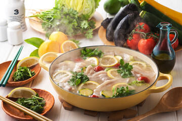 【塩レモン鍋】塩漬けレモンとパクチーの風味で夏でも爽やかに楽しめる料理。豚バラ肉と夏野菜。ビタミンCたっぷりの鍋です。

