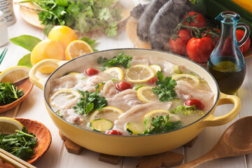 【塩レモン鍋】塩漬けレモンとパクチーの風味で夏でも爽やかに楽しめる料理。豚バラ肉と夏野菜。ビタミンCたっぷりの鍋です。