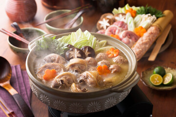 【水炊き鍋】鶏がらを炊き上げた濃厚な白濁のスープで鶏肉・鶏つみれ・野菜を煮る鶏の水炊き。福岡の郷土料理。