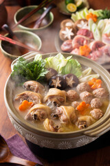 【水炊き鍋】鶏がらを炊き上げた濃厚な白濁のスープで鶏肉・鶏つみれ・野菜を煮る鶏の水炊き。福岡の郷土料理。