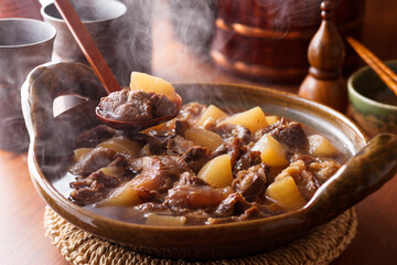 【牛すじの煮込み】ゆっくり時間をかけて煮込んだ（ぷるぷる）食感の牛すじです。寒い冬に芯から身体が温まる料理です。