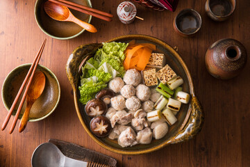 【鶏だんご鍋】鶏もも肉と鶏団子を白だしで楽しむ鶏の旨みたっぷりな美味しい鍋です。