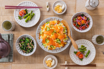 【いつもの食卓 鮭とイクラのちらし寿司】鮭といくらのちらし寿司。トマトと紫玉ねぎの紫蘇和え。ほうれん草としめじの胡麻和え。いつもの食卓。