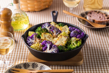 【ロマネスコのグリルサラダ】こんがりグリルしたロマネスコ・紫カリフラワー・ブロッコリーをシンプルに塩・胡椒・オリーブオイルで楽しむサラダ。