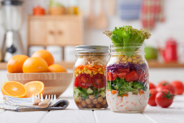 【ジャーサラダ】ジャー（保存容器）に彩り良く野菜を詰めた作り置きサラダ。ドレッシングと好みの野菜を重ね入れギュッと可愛く仕上げます。