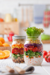 【ジャーサラダ】ジャー（保存容器）に彩り良く野菜を詰めた作り置きサラダ。ドレッシングと好みの野菜を重ね入れギュッと可愛く仕上げます。