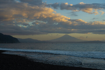 焼津・石津浜から望む朝の富士山と駿河湾