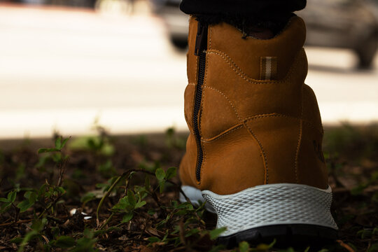 Bota de couro e solado branco. 