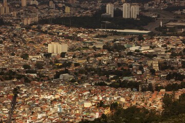 Perímetro urbano da cidade de São Paulo visto do topo de uma serra. 