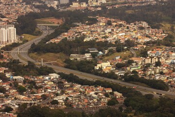 Rodovia atravessando no meio da cidade. 