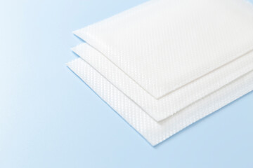 青背景に冷湿布