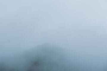 梅雨の季節　朝霧に覆われた山の木々04
