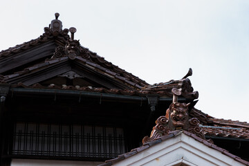 家を守る赤い石州瓦の鬼瓦 / 島根県鹿足郡吉賀町六日市