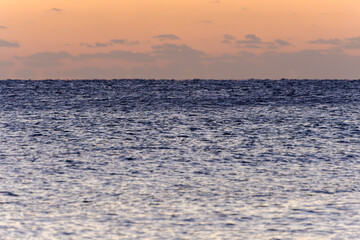 夕焼け空と静かな海面の水平線風景